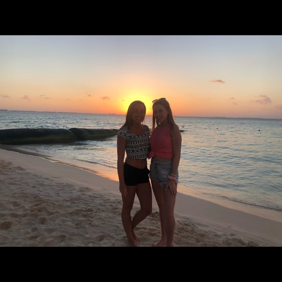 Meet your Posher, Taylor - Picture 2 of 5